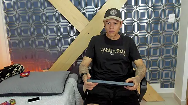 Snapshot of jamesinked_ chatting on January 9, 3:44 pm jamesinked  online show from January 9, 3:44 pm