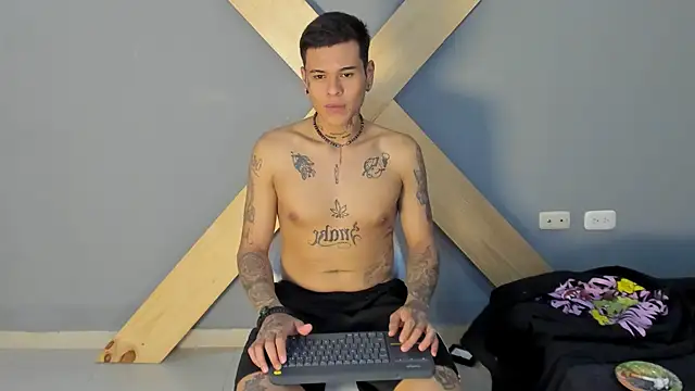 Snapshot of jamesinked_ chatting on December 10, 4:49 pm jamesinked  online show from December 10, 4:49 pm