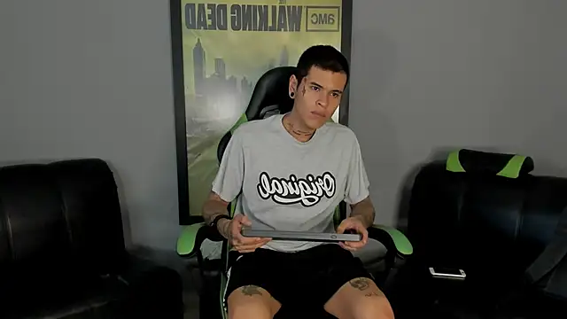 Snapshot of jamesinked_ chatting on January 30, 4:24 pm jamesinked  online show from January 30, 4:24 pm