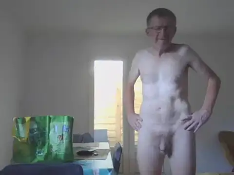 Snapshot of naturiste974 chatting on February 4, 8:46 am naturiste974 online show from February 4, 8:46 am