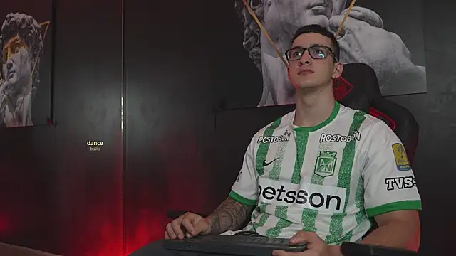 JacksonOlsenn online show from November 11, 9:09 pm