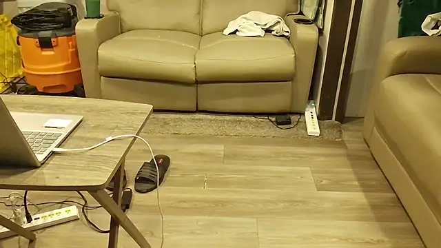 overaveragefreak4you online show from February 17, 4:44 am