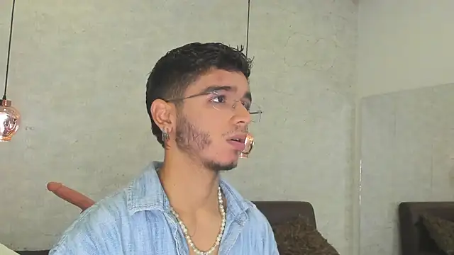 Snapshot of Ian_Castillo_ chatting on February 10, 11:36 am Ian Castillo online show from February 10, 11:36 am