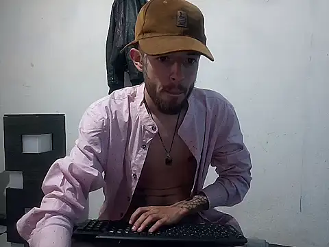 Snapshot of Aaronkiller chatting on December 16, 2:49 pm Aaronkiller online show from December 16, 2:49 pm