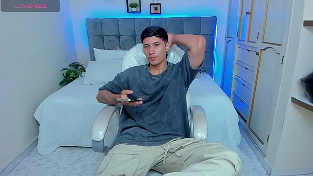 Snapshot of Damian23__ chatting on March 7, 12:34 pm Damian23 online show from March 7, 12:34 pm