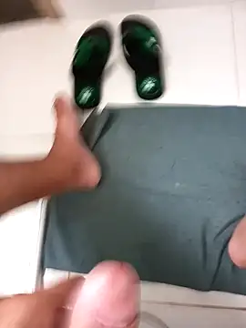 Snapshot of lobomisterioso13 chatting on December 27, 1:07 pm lobomisterioso13 online show from December 27, 1:07 pm