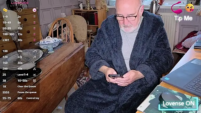 Adamdaddybear online show from October 29, 7:33 am