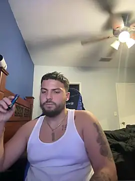 Snapshot of MasterKvn chatting on December 22, 3:33 am MasterKvn online show from December 22, 3:33 am