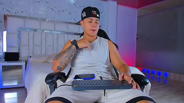 SantiagoReyesFtt online show from November 14, 6:20 pm