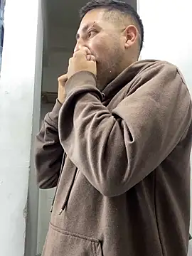 JuanZapata33 online show from November 18, 9:06 pm