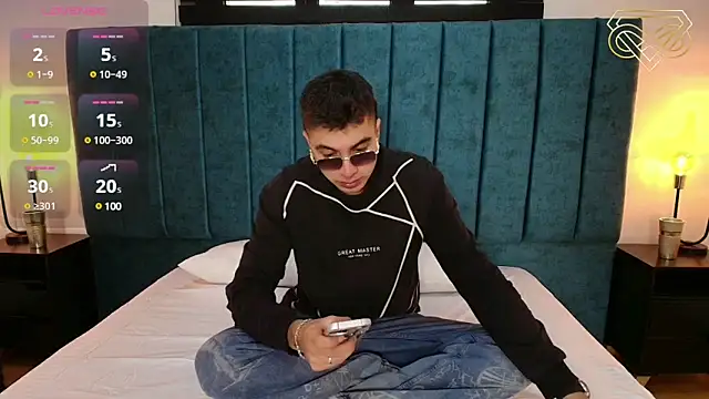Snapshot of Amadeo_Wild chatting on December 18, 5:10 pm Amadeo Wild online show from December 18, 5:10 pm