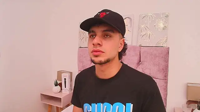 Snapshot of Amadeo_Wild chatting on February 1, 7:02 pm Amadeo Wild online show from February 1, 7:02 pm