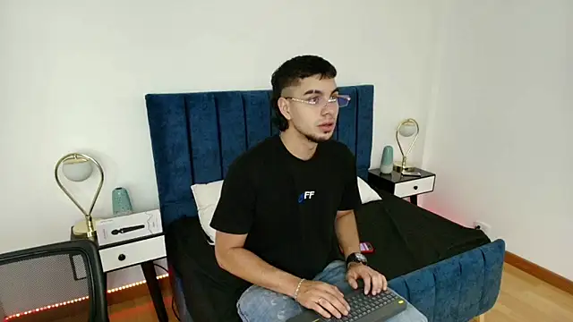 Snapshot of Amadeo_Wild chatting on March 15, 3:37 pm Amadeo Wild online show from March 15, 3:37 pm