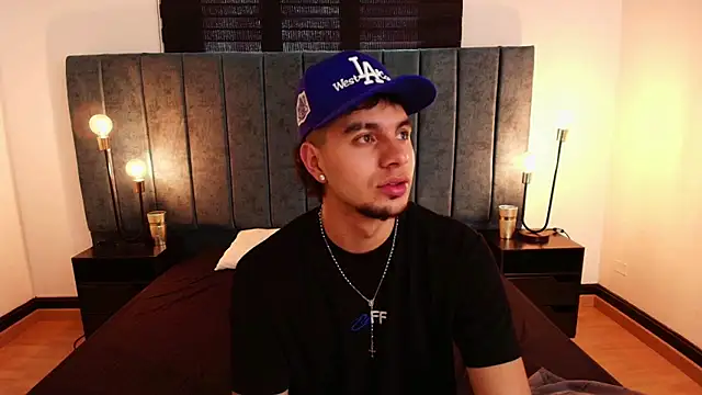 Snapshot of Amadeo_Wild chatting on February 15, 3:39 pm Amadeo Wild online show from February 15, 3:39 pm