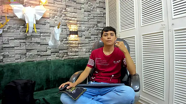 DamiBright online show from December 3, 5:30 pm