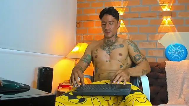 Snapshot of Dylanstonne chatting on February 25, 9:35 pm Dylanstonne online show from February 25, 9:35 pm