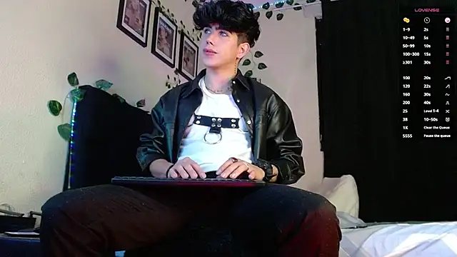 Snapshot of LyleBennett_ chatting on March 4, 10:57 am LyleBennett online show from March 4, 10:57 am