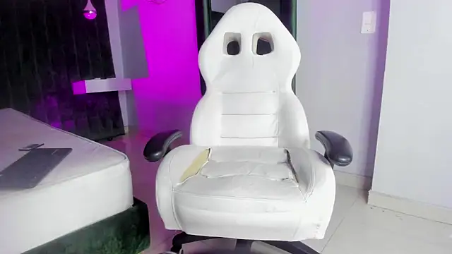 Lucii fer  online show from October 3, 1:05 pm