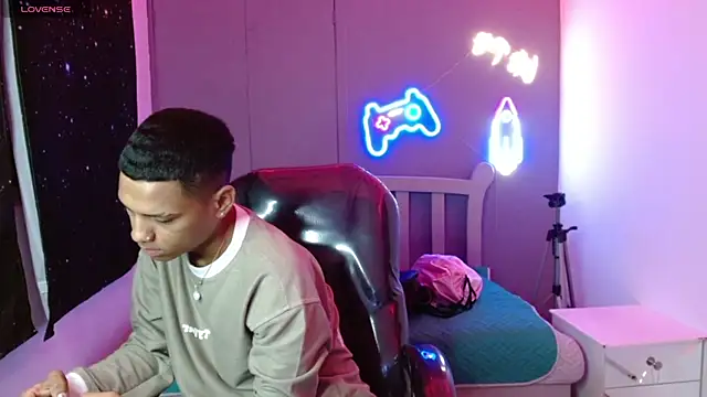 OwenStone  online show from December 5, 8:02 pm