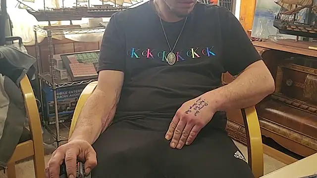 ScubaStevex online show from March 19, 5:49 pm