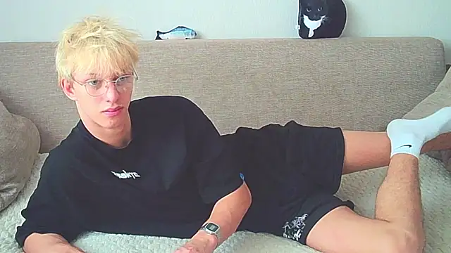 Snapshot of Ostin_meow chatting on December 17, 6:45 am Ostin meow online show from December 17, 6:45 am