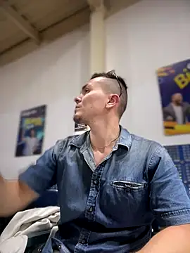 adam-rivera online show from November 11, 11:43 pm