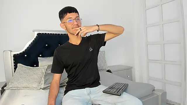 Ian Thompson online show from March 19, 2:57 pm