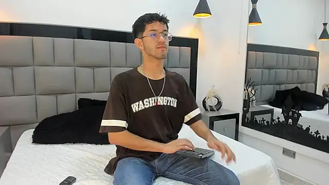 Ian Thompson online show from February 3, 11:31 am