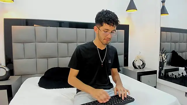 Ian Thompson online show from February 1, 7:23 pm