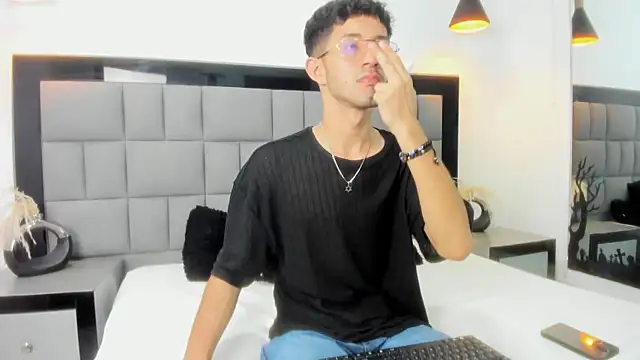 Ian Thompson online show from December 25, 8:17 pm