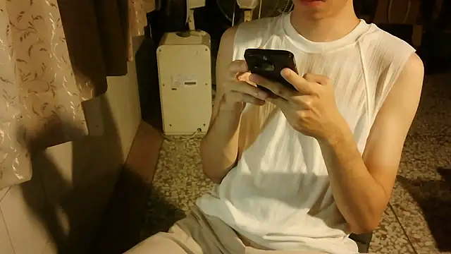 KYU890428 online show from April 12, 5:25 pm