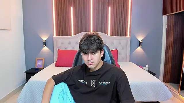 Tommy18   online show from December 14, 3:24 am