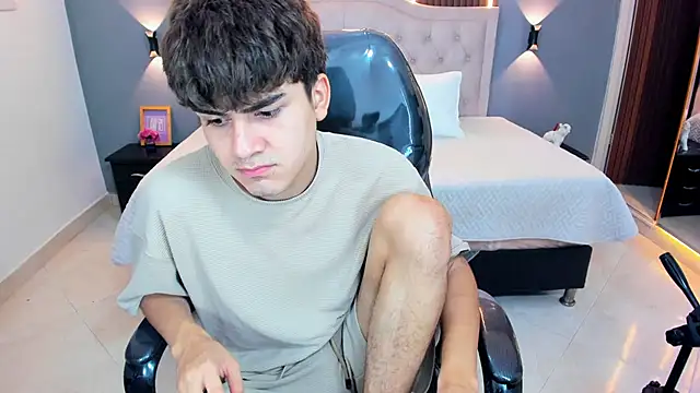 Tommy18   online show from June 4, 3:34 am