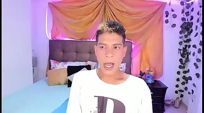 Snapshot of Ethan_Boyy chatting on March 3, 8:18 pm Ethan Boyy online show from March 3, 8:18 pm