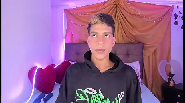 Snapshot of Ethan_Boyy chatting on March 21, 11:12 pm Ethan Boyy online show from March 21, 11:12 pm
