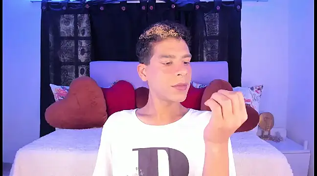 Snapshot of Ethan_Boyy chatting on February 20, 7:19 pm Ethan Boyy online show from February 20, 7:19 pm