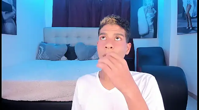 Snapshot of Ethan_Boyy chatting on February 6, 4:42 am Ethan Boyy online show from February 6, 4:42 am
