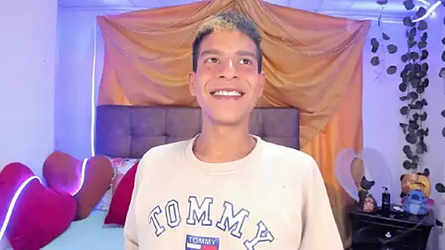 Snapshot of Ethan_Boyy chatting on March 19, 8:43 pm Ethan Boyy online show from March 19, 8:43 pm