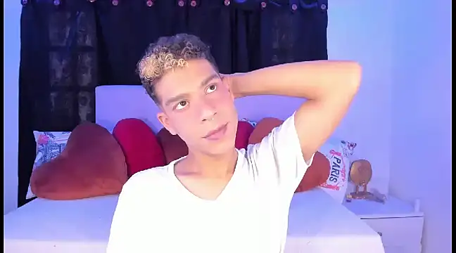 Snapshot of Ethan_Boyy chatting on February 25, 8:19 pm Ethan Boyy online show from February 25, 8:19 pm