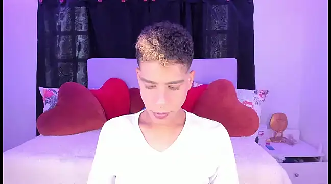 Snapshot of Ethan_Boyy chatting on February 22, 8:48 pm Ethan Boyy online show from February 22, 8:48 pm