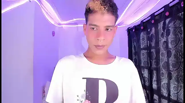 Snapshot of Ethan_Boyy chatting on February 3, 8:03 pm Ethan Boyy online show from February 3, 8:03 pm