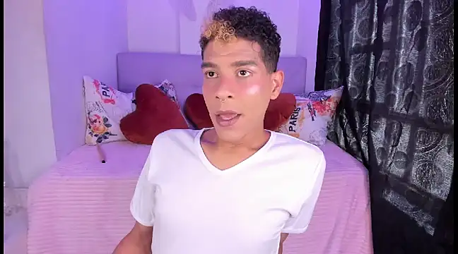 Snapshot of Ethan_Boyy chatting on February 6, 6:35 pm Ethan Boyy online show from February 6, 6:35 pm