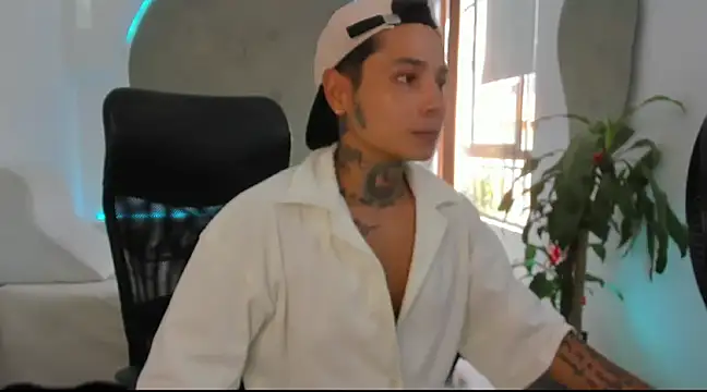 Snapshot of tattokoi chatting on March 8, 7:29 pm tattokoi online show from March 8, 7:29 pm