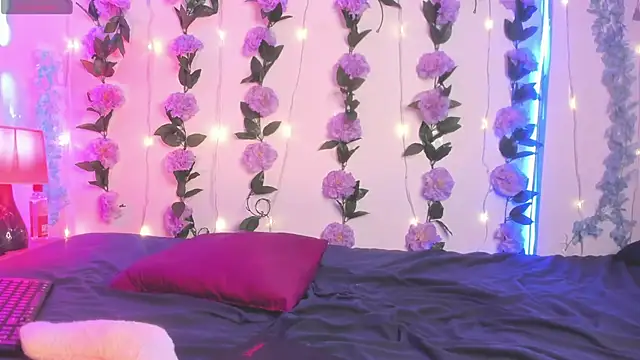 izan 20 online show from April 18, 7:07 pm