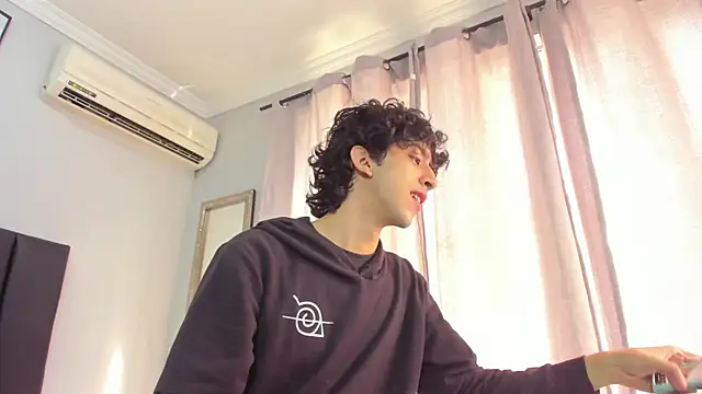 Alezzandro  online show from February 17, 2:26 pm