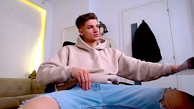 MaxKaiden online show from April 9, 5:05 am