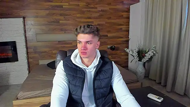 MaxKaiden online show from March 13, 6:32 am