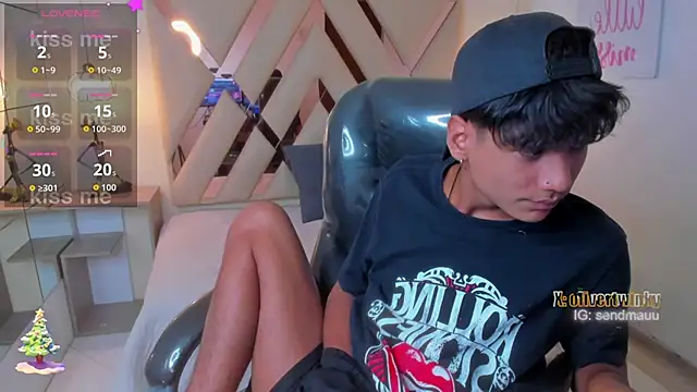 OliverTwinky online show from December 5, 9:11 pm