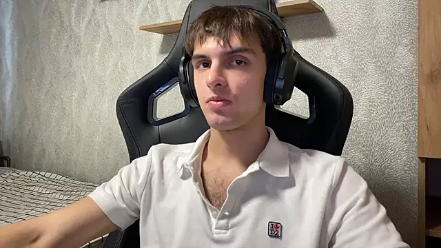 Snapshot of elliot_scott chatting on October 7, 2:26 am elliot scott online show from October 7, 2:26 am