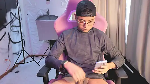 Snapshot of tristan_gold chatting on October 21, 4:54 pm tristan gold online show from October 21, 4:54 pm